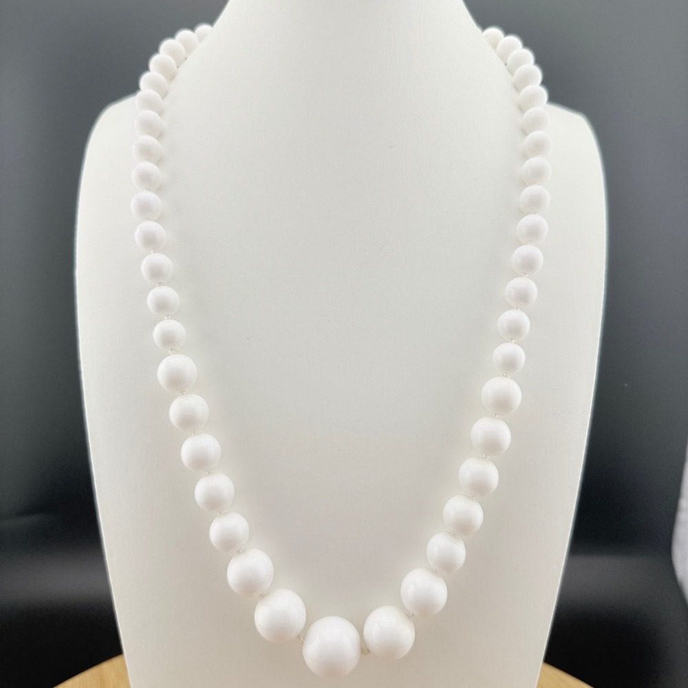 Vintage White Graduated Bead Necklace Retro 60s
